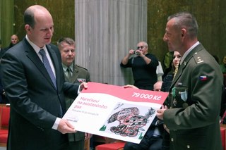 Z předání daru a šeku rodičům Marka Svobody