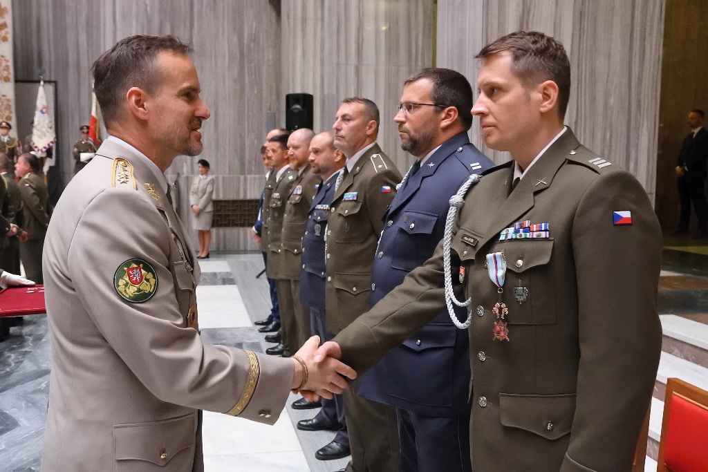 Generál Řehka jmenoval nové plukovníky a plukovnice a předal ocenění