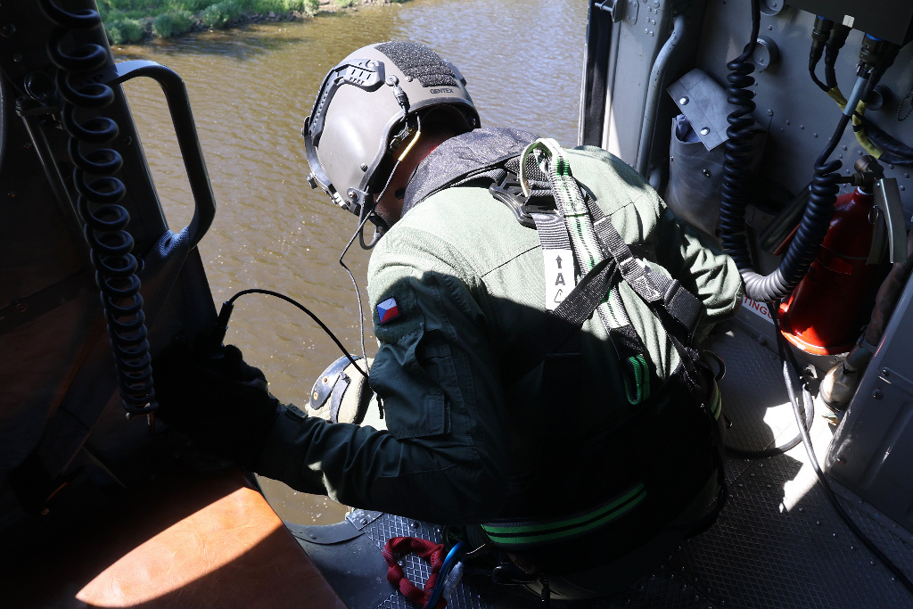 Palubní technik působí jako druhé oči pilota a naviguje pilota 