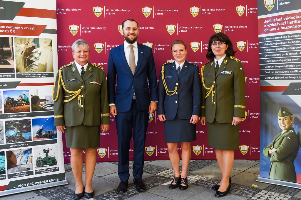 Rektorka-velitelka UO brig. gen. Kročová, náměstek MO Tomáš Kopečný, Nejlepší absolventka por. Cendelínová a brig. gen. Lenka Šmerdová