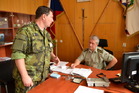 Velitel školy plk. gšt. Zdeněk Macháček (vpravo) a zástupce velitele pplk. Josef Hloupý