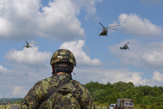Slavnostní nástup začal průletem dvou vrtulníků Mi-24 a jednoho Mi-171