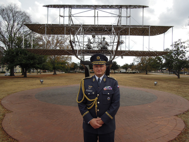 Generál Štefánik před modelem letounu bratří Wrightů na nádvoří Letecké univerzity USAF v Montgomery, USA
