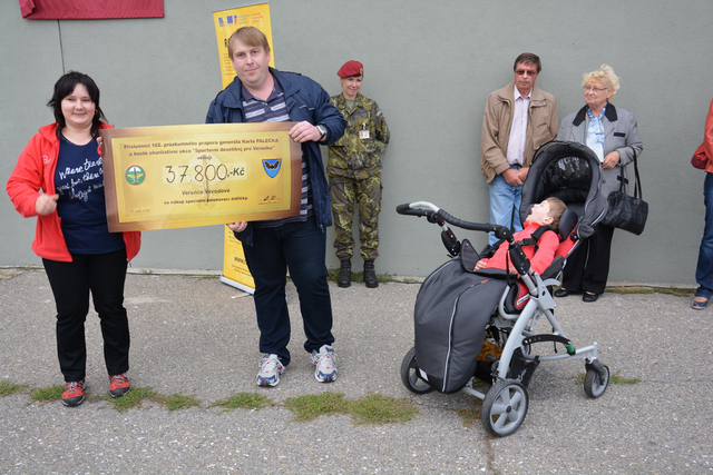 Předání šeku rodině Vevodovývh na částku 37800 Kč