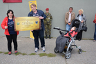 Předání šeku rodině Vevodovývh na částku 37800 Kč