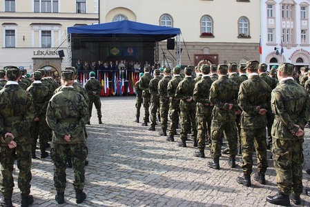 Bílé šátky, kterými byly dekorovány jednotky prvních ročníků