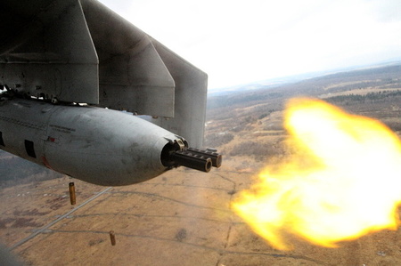 „Na bojovém, ostře, rakety, kulomet!“, hlásí řídícímu střelby kapitán vrtulníku Mi-24V