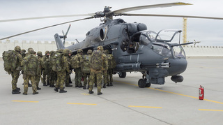 Nácviku nastupování a vystupování z vrtulníku se účastnilo téměř 400 vojáků české armády