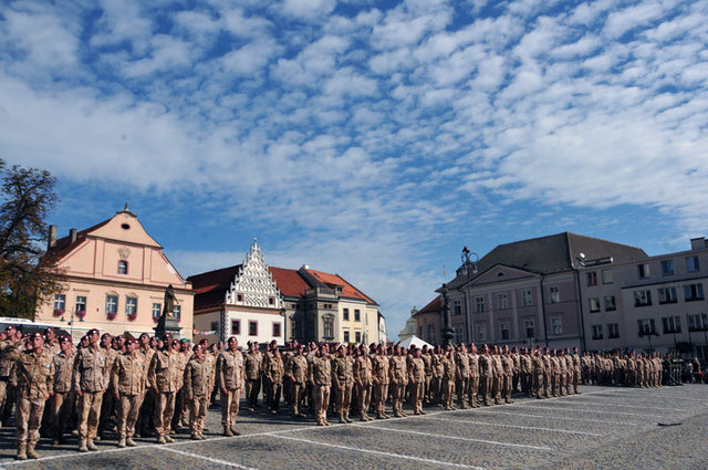 Ze slavnostního nástupu 9. jednotky PRT na táborském Žižkově náměstí