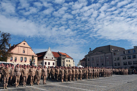 Ze slavnostního nástupu 9. jednotky PRT na táborském Žižkově náměstí