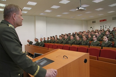 Armádní generál Josef Bečvář besedoval se studenty vojenských oborů Fakulty vojenského zdravotnictví