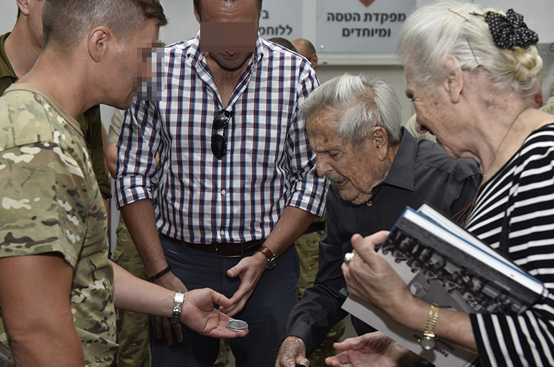 Chaim Guri – poslední žijící příslušník, který byl cvičen v roce 1948 v bývalém Československu a stál u zrodu výsadkových jednotek v Izraeli. Čeští vojáci mu předali pamětní minci