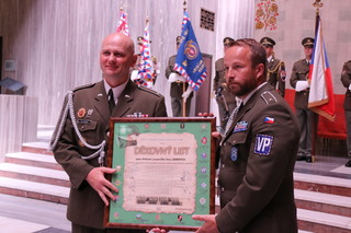 Za sbor vrchních praporčíků předal vrchní praporčík Vojenské policie štábní praporčík Zdeněk Hanák (vpravo) Petru Seifertovi „Děkovný list“