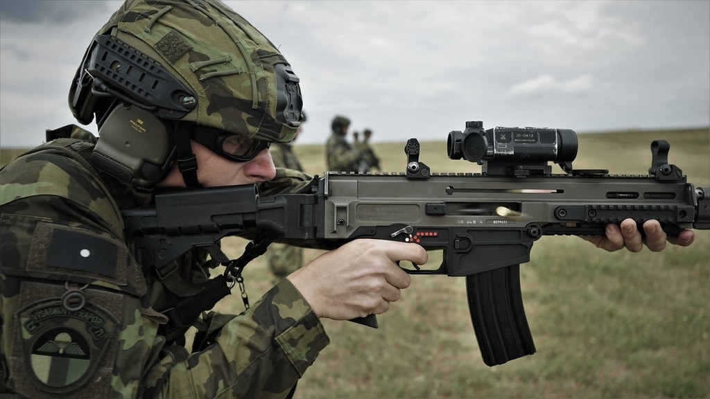 Součástí cvičení byly i střelby družstev