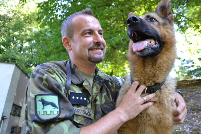 Rotný Rostislav Bartončík a psí válečný hrdina vlčák Athos