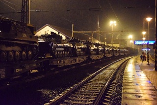  Rozloučení s rodinou na nástupišti při odjezdu nezabránil ani hustý déšť
