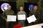  Plk. Miroslav Lorinc (SR), plk. Gregory J. Brady (USA) a plk. Ján Sedliačik (ČR) při podpisu certifikace cvičení 