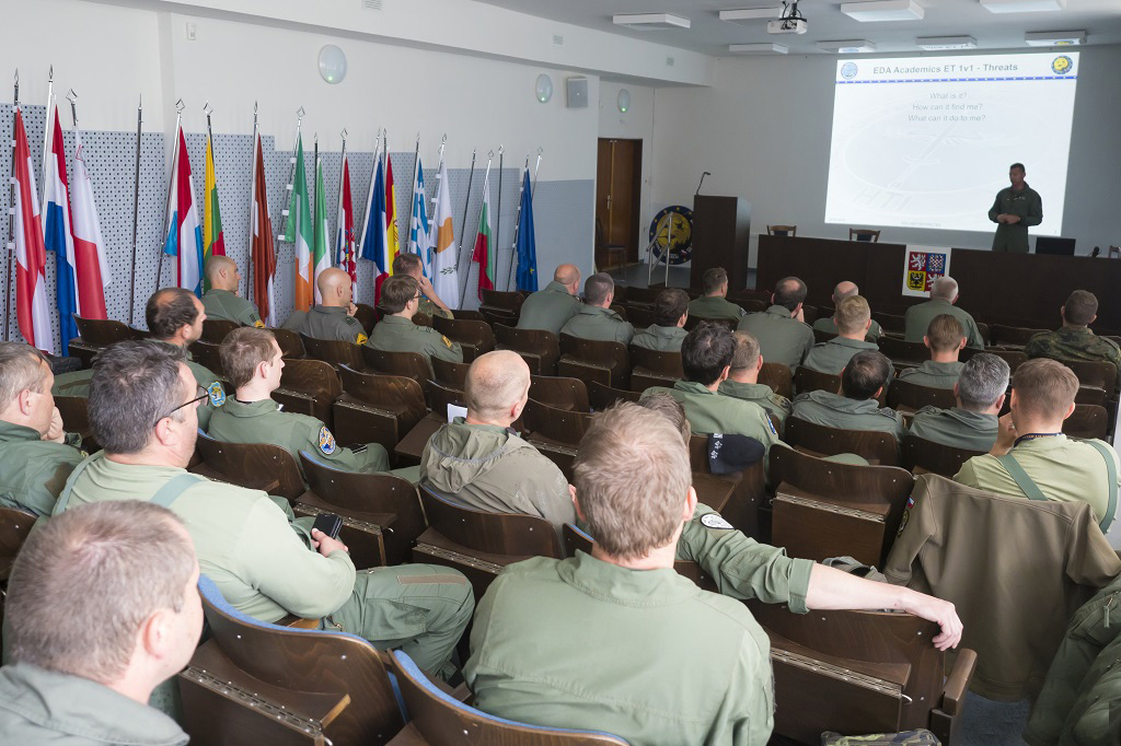 Důležitá také byla teoretická příprava pod vedením instruktorů z Evropské obranné agentury