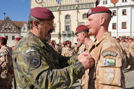 Generál Aleš Opata předává vyznamenání jednomu z vojáků, který se po půlroční misi v Afghánistánu vrátil domů