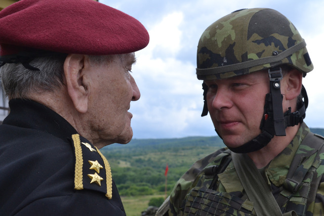 Na cvičení Strong Campaigner 2014 zavítal i válečný veterán generál Jaroslav Klemeš