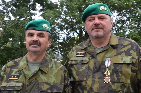 Generálmajor Štefan Kaleta (vlevo) a generálmajor Ján Gurník při slavnostním nástupu na pražském Vítkově