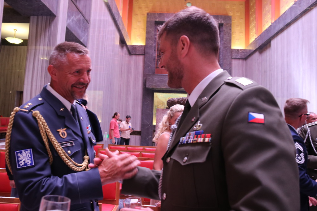 K prvním gratulantům patřil i otec nového vrchního praporčíka pplk. v z. Peter Smik, v současné době pilot vrtulníku vojenské záchranné služby 