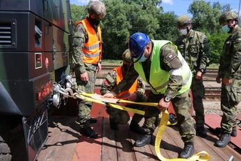 Součástí výcviku bylo i upevňování a zajištění vozidel během přepravy