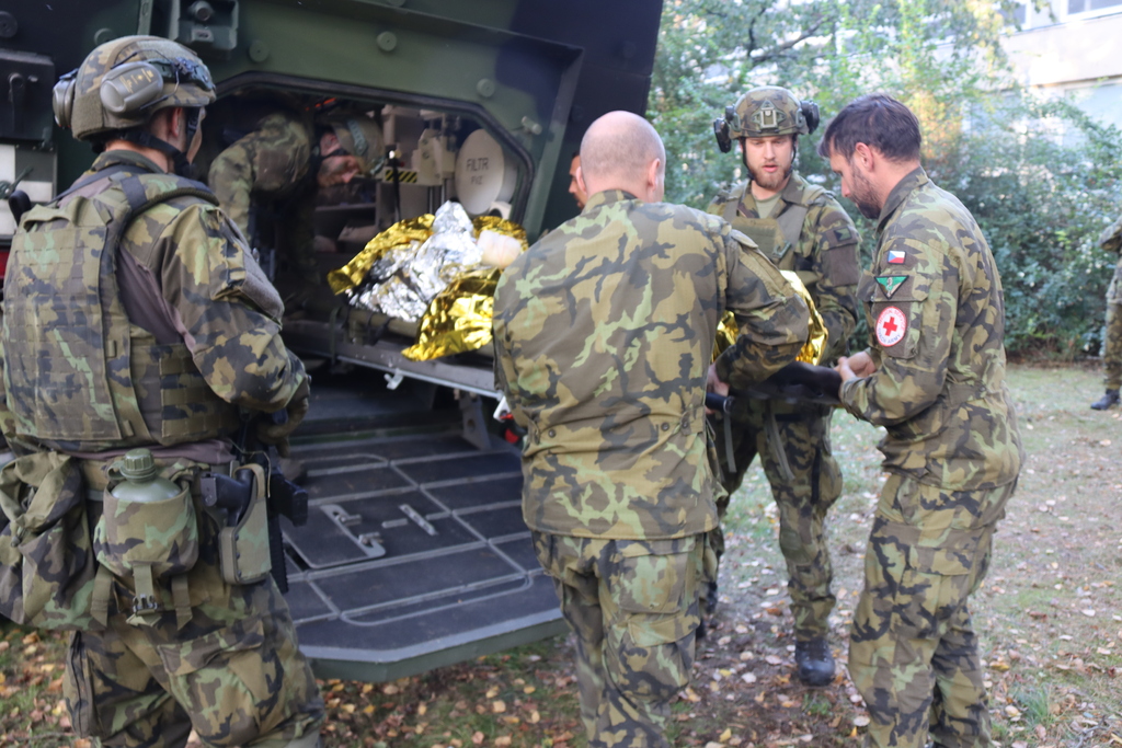 Raněný je cestou vyžádaného MEDEVAC předán vyššímu stupni zdravotnické péče