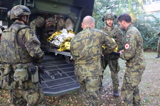 Raněný je cestou vyžádaného MEDEVAC předán vyššímu stupni zdravotnické péče