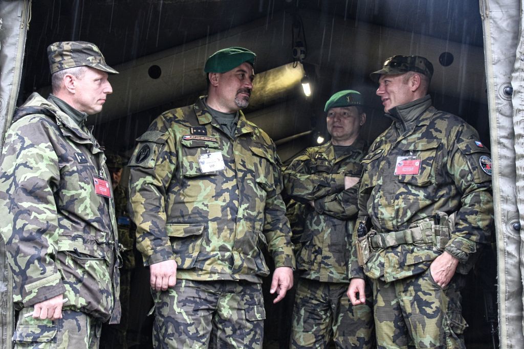  Velitel 7. mb plukovník Pavel Lipka a jeho zástupce plukovník Jiří David na hlavním místě velení