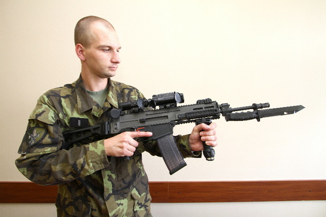 Zbraň osazená kombinací denního zvětšovacího modulu DV-Mag3, průhledového kolimátoru ZD-Dot, rukojeti s dvounožkou a útočného nože CZ 805