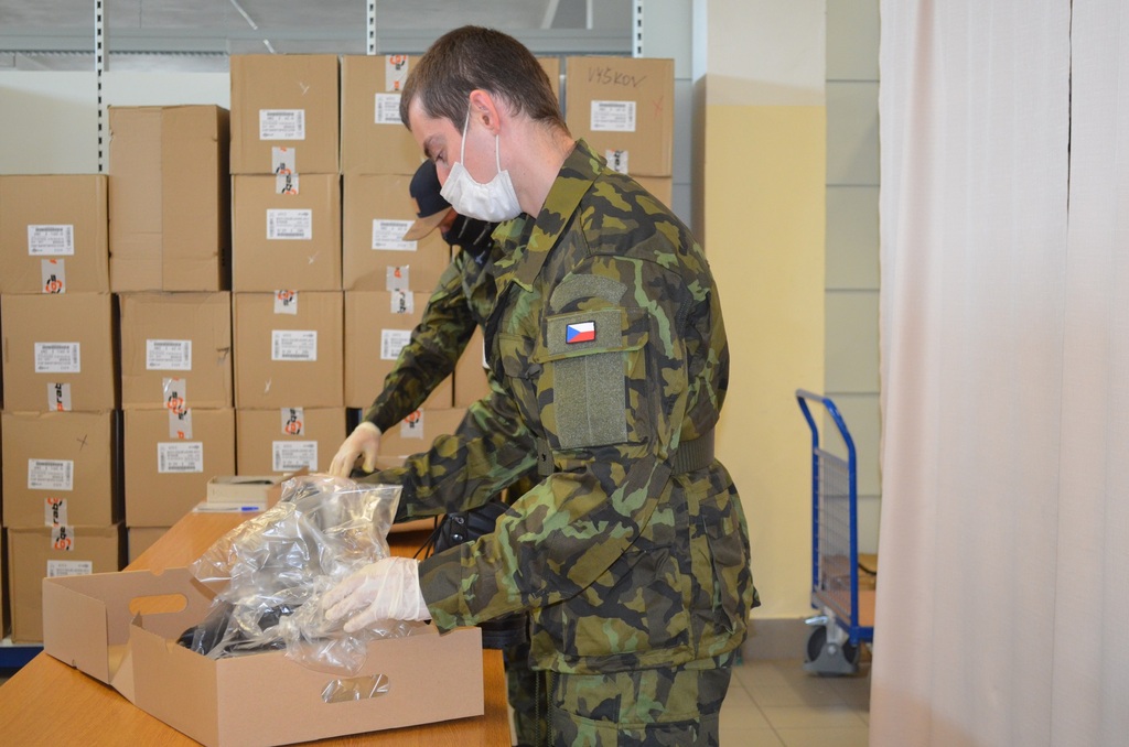  Dva z dobrovolníků fasují vojenskou polní obuv