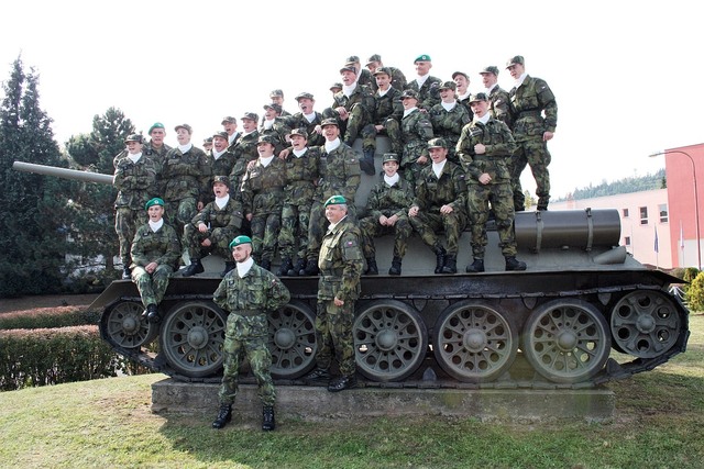 Jedna ze čtyř čet prvního ročníku po slibu a rozchodu  v areálu školy