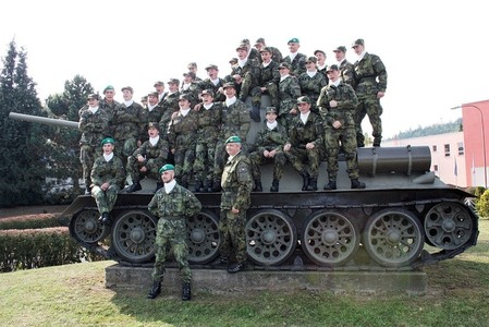 Jedna ze čtyř čet prvního ročníku po slibu a rozchodu  v areálu školy