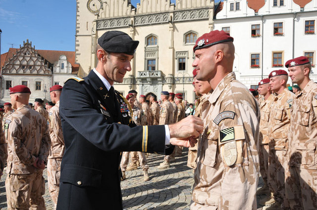 Zástupce Armády Spojených států předává ocenění za splněnou misi v Afghánistánu jednomu z českých kolegů
