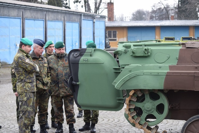 Německý podplukovník Klaus Güntzel se zajímal o výzbroj vozidla, jeho spojovací prostředky, prostor pro osádku i podmínky pro opravy
