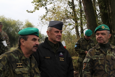 Cvičení „Elbe 2017“ pečlivě sledovali (zleva): velitel Pozemních sil AČR generálmajor Štefan Kaleta, Z NGŠ-ředitel SOC MO generálmajor Jiří Verner a velitel 15. ženijního pluku plukovník gšt. Jiří Lustyk