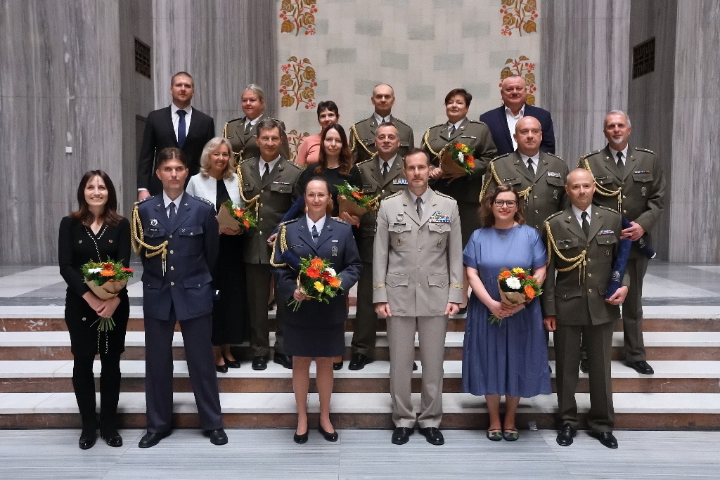 Společná fotografie nově jmenovaných plukovníků a plukovnic