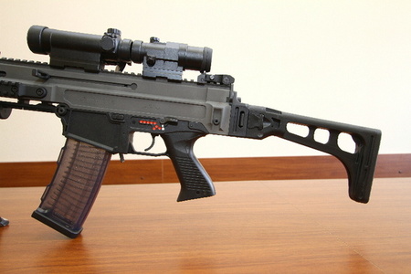 Zbraň osazená kombinací denního zvětšovacího modulu DV-Mag3, průhledového kolimátoru ZD-Dot