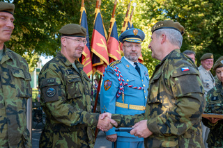 Pamětní medaili dostali i čestní hosté - dělostřelci (předávání plk. Marcelu Křenkovi)