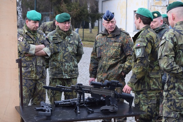 Německý vojenský přidělenec živě diskutoval s vojáky o vystavených ručních zbraních