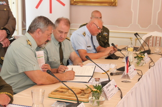 Signing the communiqué of the Visegrad Four Chiefs of Defence meeting