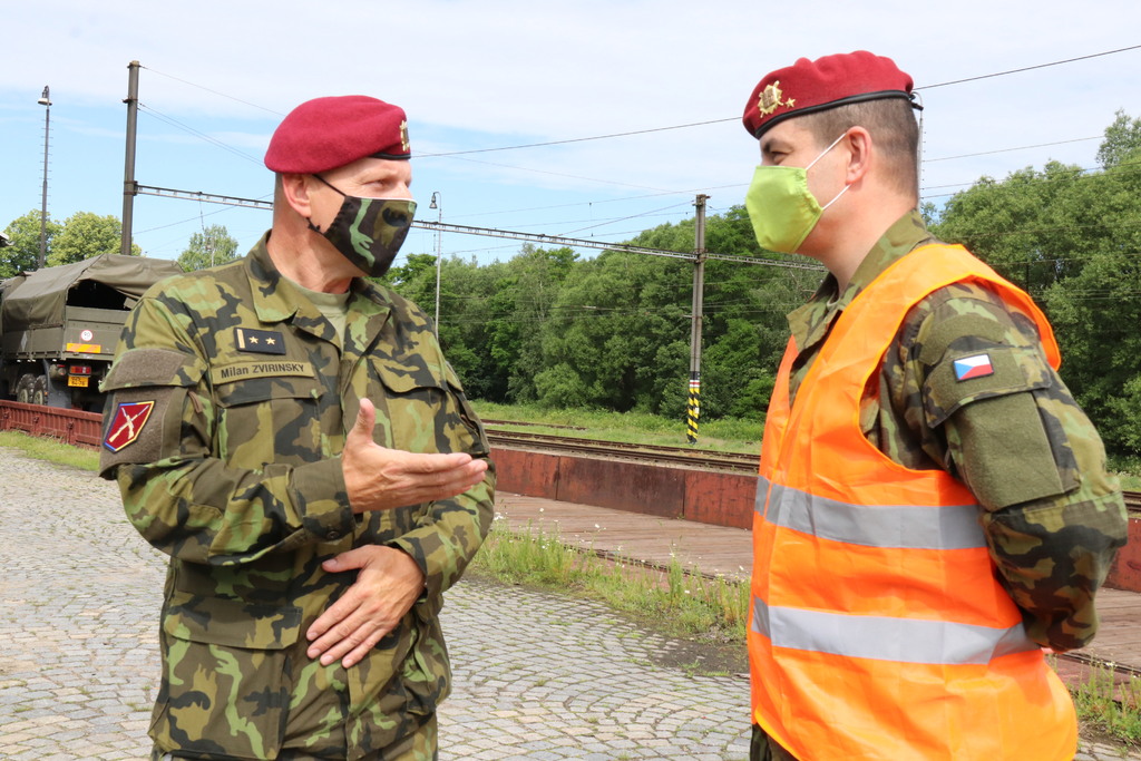 Na nádraží do Jindřichova Hradce dorazil i velitel 44. lmopr pplk. Milan Zvirinský