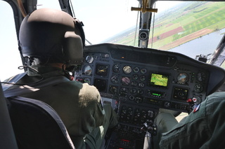 Pilot vrtulníku W-3A Sokol létá při tomto druhu výcviku velmi nízko