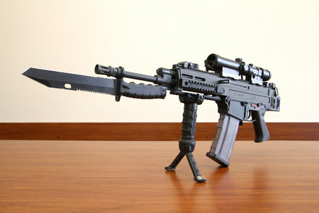 CZ 805 BREN osazená kombinací denního zvětšovacího modulu DV-Mag3, průhledového kolimátoru ZD-Dot, rukojeti s dvounožkou a útočného nože CZ 805