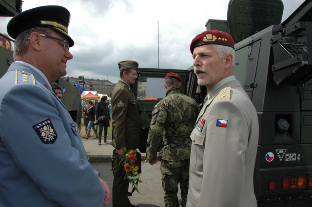 Generál Petr Pavel a plk. Zdeněk Jakůbek, náčelník Vojenské kanceláře prezidenta republiky u Panduru