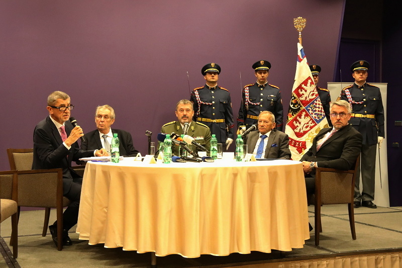 Vzácní hosté s hostitelem generálem Alešem Opatou
