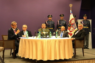 Vzácní hosté s hostitelem generálem Alešem Opatou