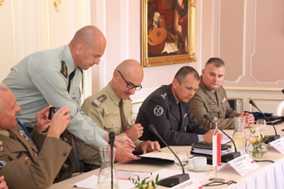 Signing the communiqué of the Visegrad Four Chiefs of Defence meeting