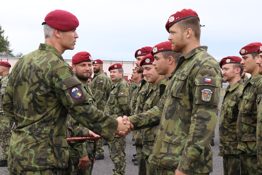 Při slavnostním nástupu předává velitel 41. praporu podplukovník Stanislav Kočica vojákům odznak Vojenského fondu solidarity